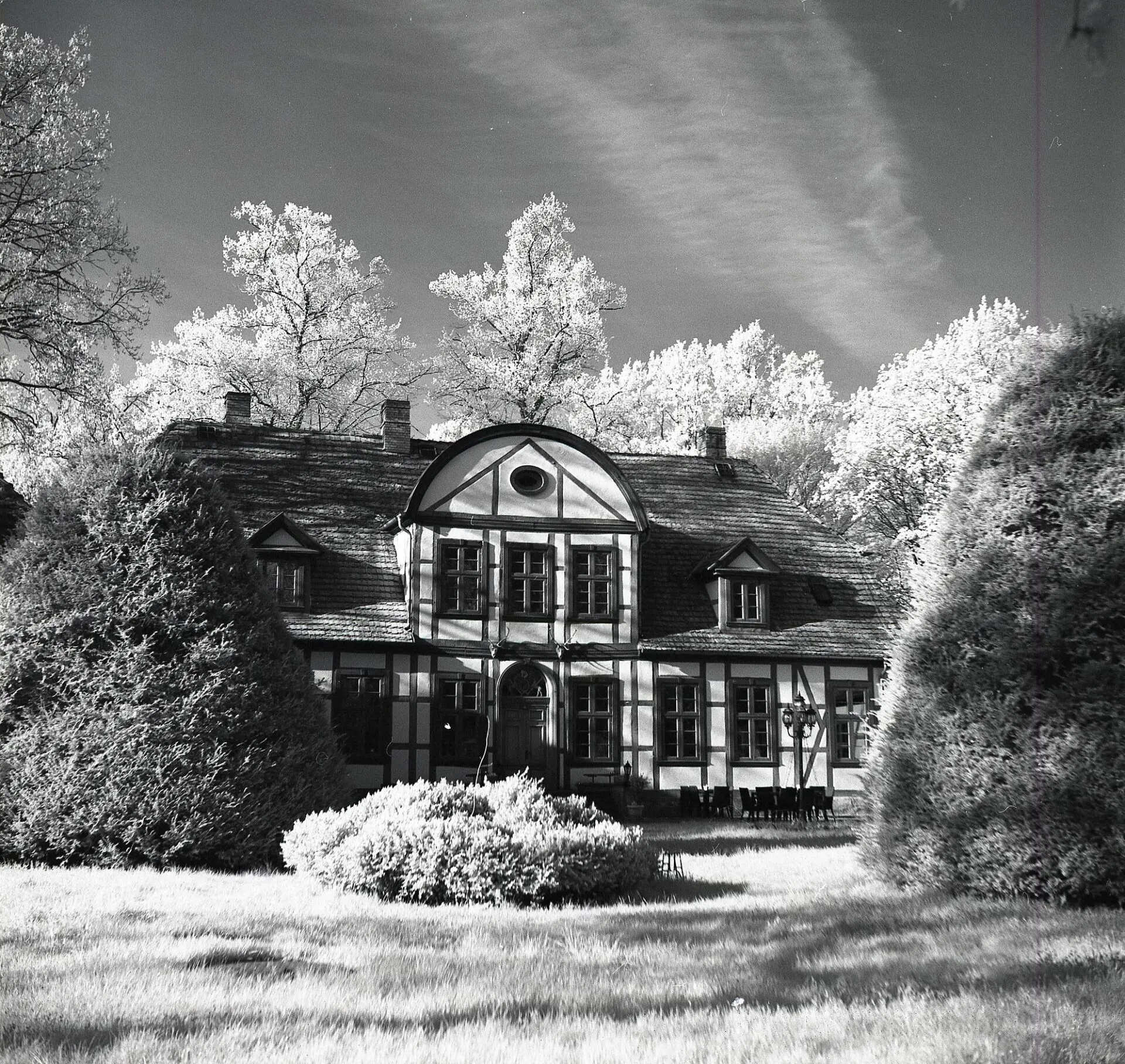 photo argentique infrarouge d'une maison